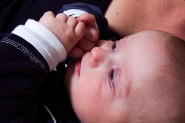 Cómo limpiar los ojos de tu bebé de forma segura y efectiva