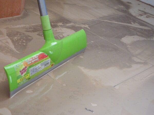 Cómo limpiar el piso con una mopa