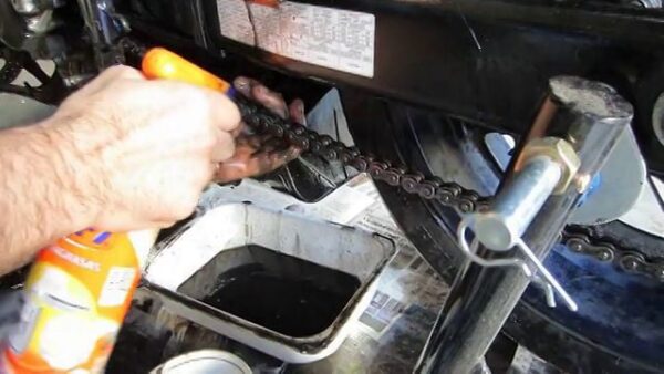 Cómo limpiar una cadena de acero oxidada