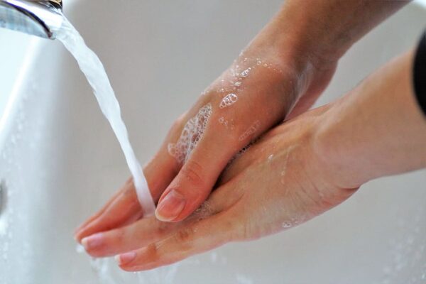 Consejos para limpiar correctamente las manos y uñas después de trabajar como mecánico